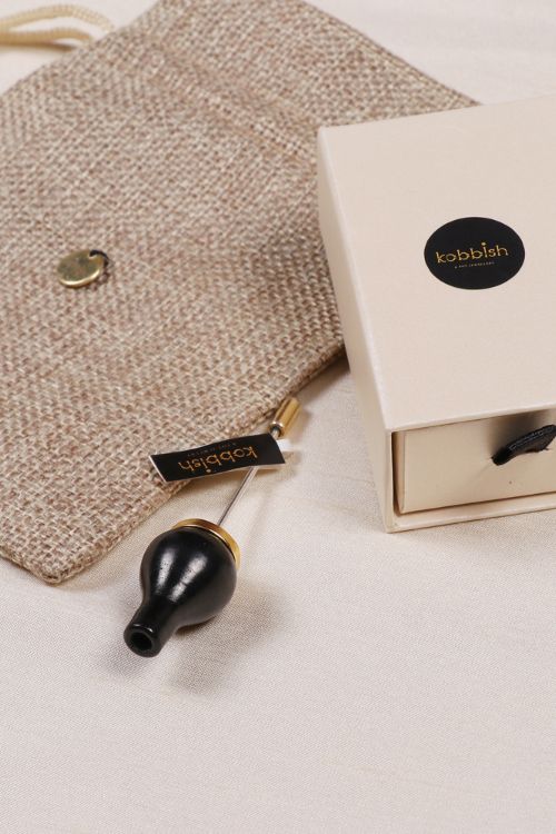 'Kabbish 'Surahi Lapel Pin Of Black Pottery