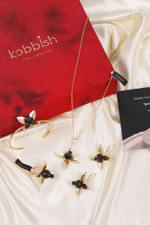 'Kabbish 'Surahi-Guldasta Gift Box' Black Pottery