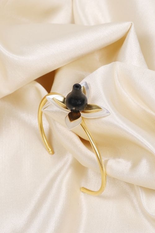 'Kabbish 'Surahi-Guldasta Gift Box' Black Pottery