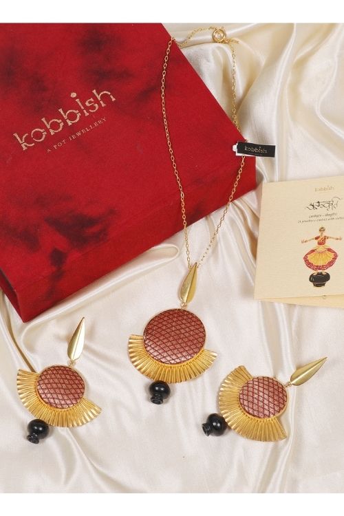 Kabbish'S Bharatnatyam Fan Drape Set Of Black Pottery