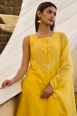Vishwa Cotton Embroidered Sleeveless Kurta Pant Set With Dupatta Online.