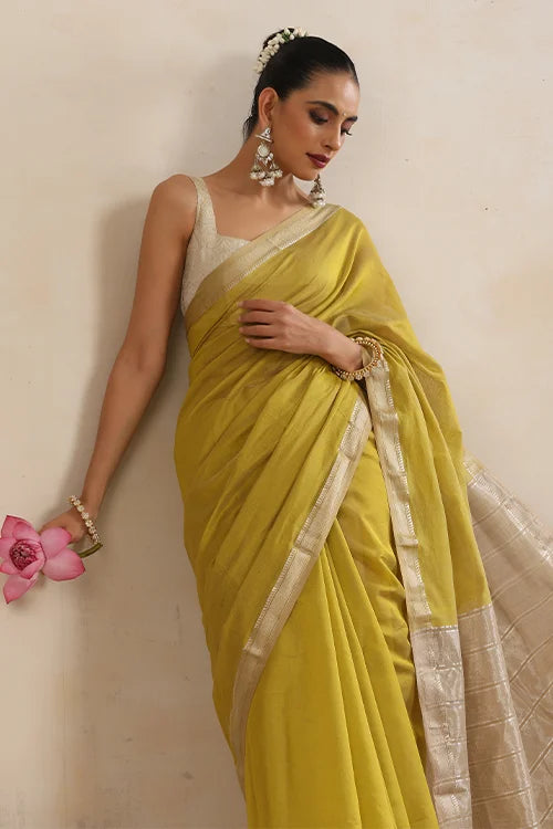 Handweave Maheshwari Handloom Sampangi Sona Pallu Saree With Silver Zari Border.