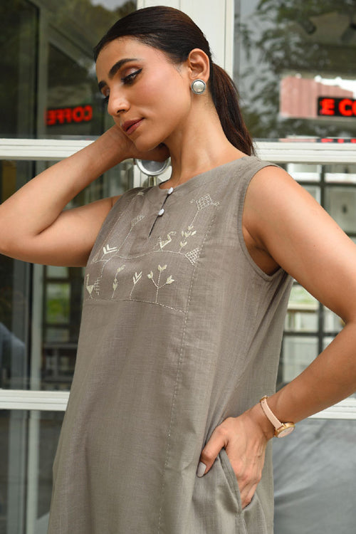 Rangsutra Bagh Cotton Sleeveless Grey Hand Embroidered Kurta