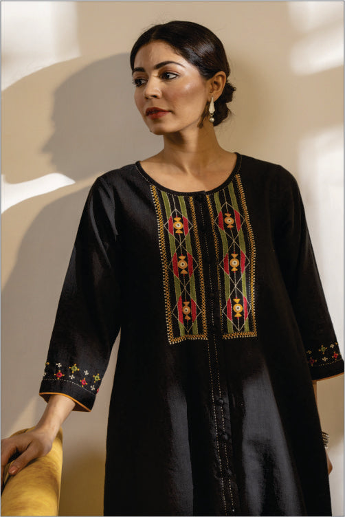 Paheli Black Straight-Fit Cotton Kurta With Pakka Hand Embroidery