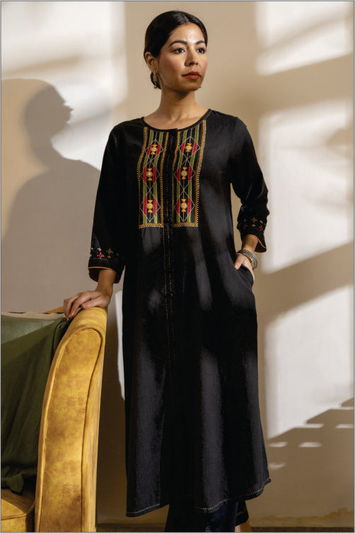 Paheli Black Straight-Fit Cotton Kurta With Pakka Hand Embroidery