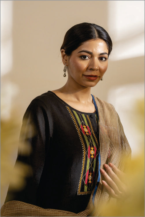 Paheli Black Straight-Fit Cotton Kurta With Pakka Hand Embroidery