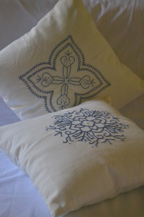Porgai 'Kaleidoscope III' Hand Embriodered Cotton Cushion Covers Off-white (set of 2)