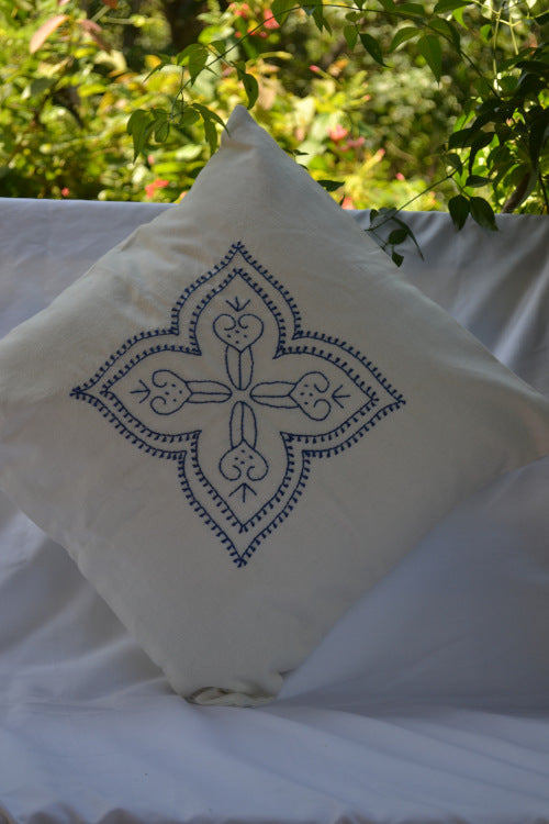 Porgai 'Kaleidoscope III' Hand Embriodered Cotton Cushion Covers Off-white (set of 2)