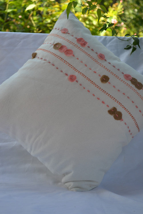 Porgai 'Living Coral A' Hand Embriodered Set of 4 Cotton Cushion Covers White (Set of 4)