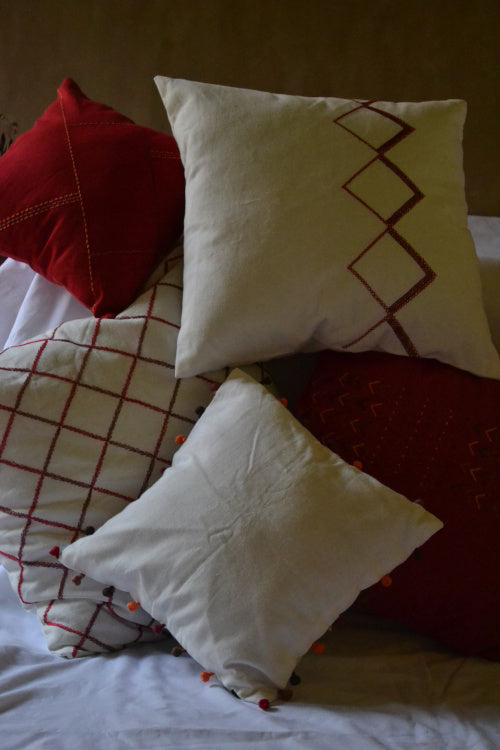 Porgai 'Living Coral B' Hand Embriodered Set of 5 Cotton Cushion Covers Offwhite & Red (Set of 5)
