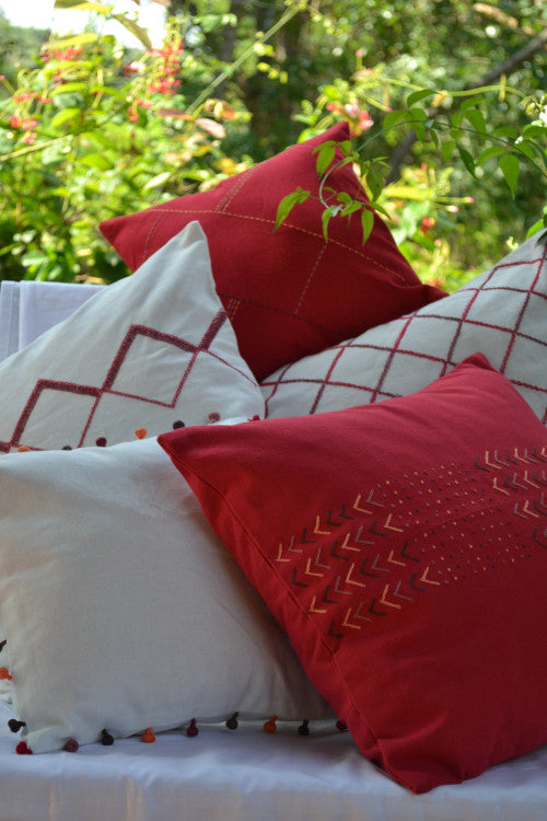 Porgai 'Living Coral B' Hand Embriodered Set of 5 Cotton Cushion Covers Offwhite & Red (Set of 5)