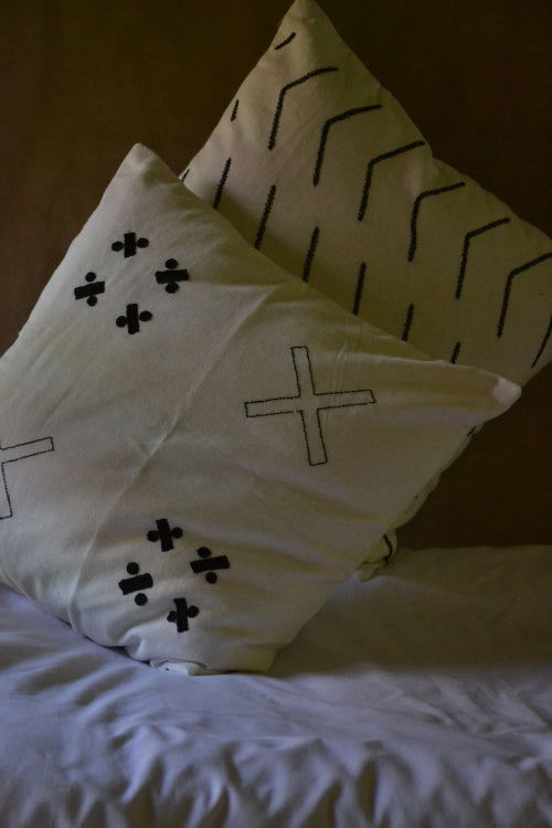 Porgai 'Night And Day' Hand Embriodered Cotton Cushion Covers Off-white (set of 2)