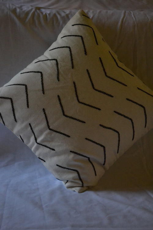 Porgai 'Night And Day' Hand Embriodered Cotton Cushion Covers Off-white (set of 2)