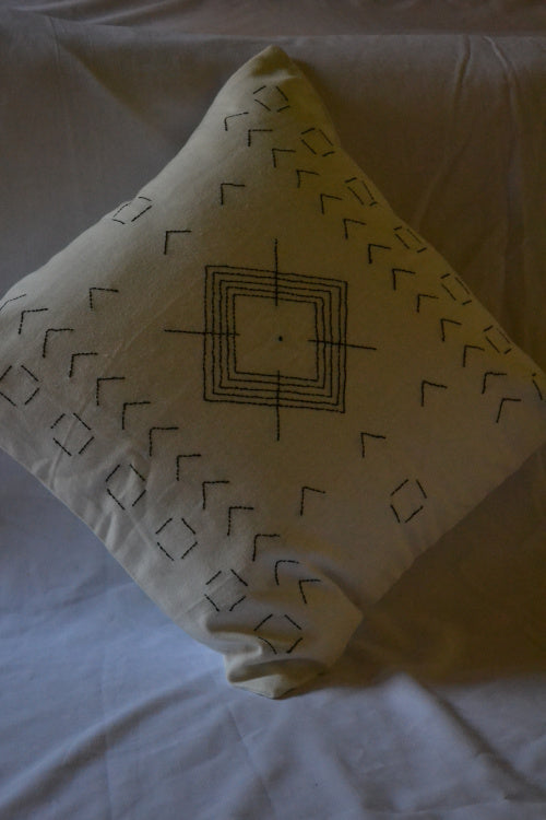 Porgai 'Night And Day' Hand Embriodered Cotton Cushion Covers Off-white (set of 4)