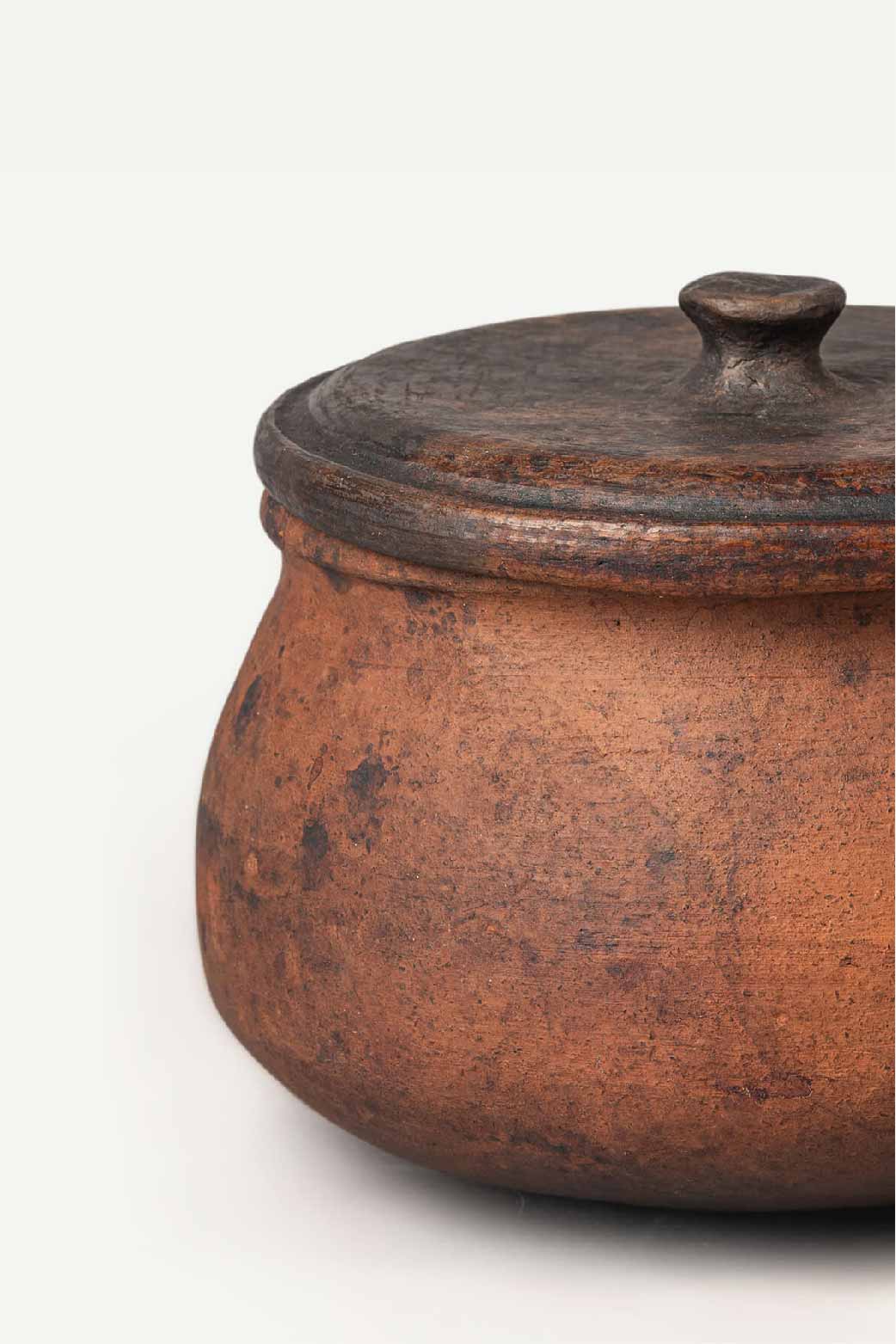 Ikai Asai Black Clay Large Cooking Pot With Lid