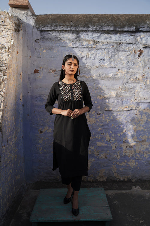 Urmul Faiz Embroidered Handloom Cotton Kurta Set Online