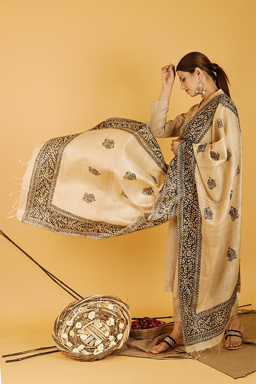 Mothila Minimal Leaves Tussar Silk Madhubani Dupatta Online