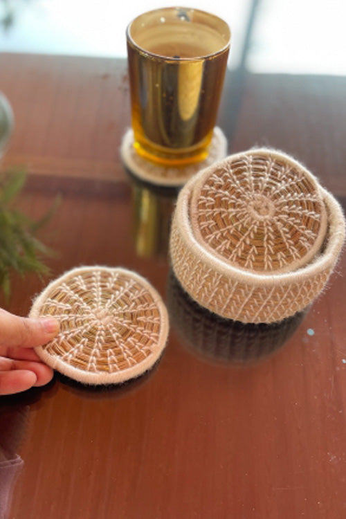 Pine Cone Handcrafted Salt Reed Coaster Set In Offwhite