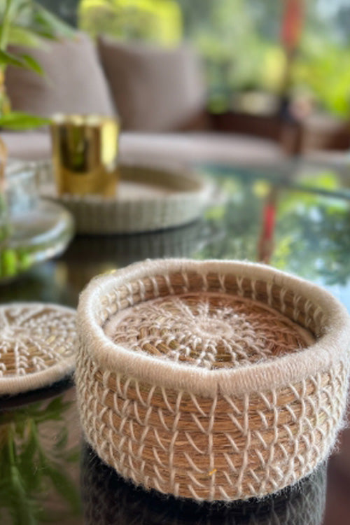 Pine Cone Handcrafted Salt Reed Coaster Set In Offwhite