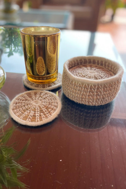 Pine Cone Handcrafted Salt Reed Coaster Set In Offwhite