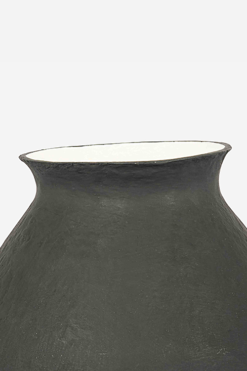 Ikai Asai - Rotund Noir Vase