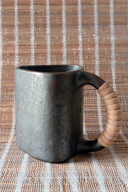 Terracotta by Sachii "Longpi Black Pottery Trikon Coffee Mug Large" - 1 Pic