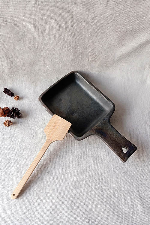 Terracotta by Sachii Longpi Black Pottery Skillet Square