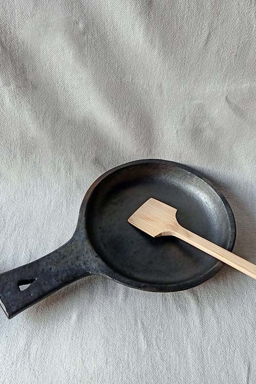 Terracotta by Sachii Longpi Black Pottery Skillet Round