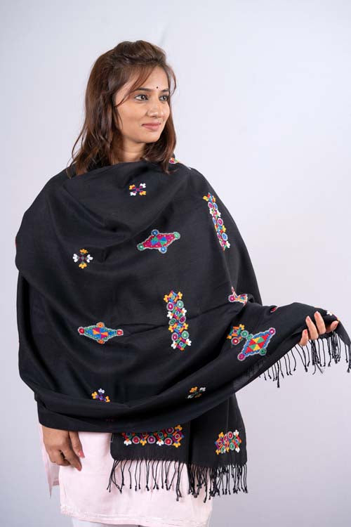 Wollen shawl with Node embroidery