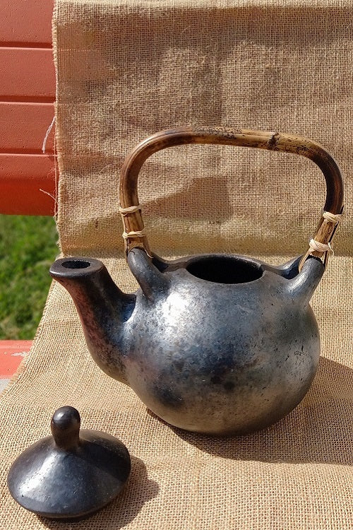 Terracotta by Sachii Longpi Black Pottery Flame-Safe Kettle
