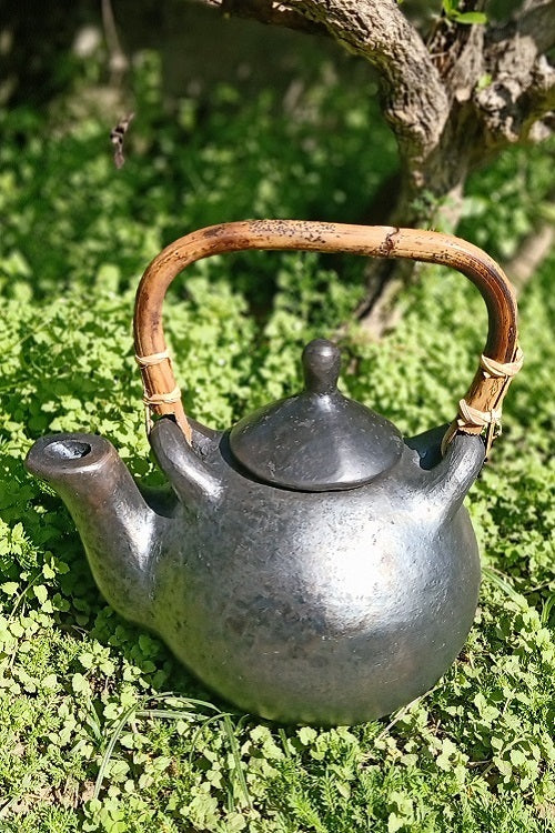 Terracotta by Sachii Longpi Black Pottery Flame-Safe Kettle
