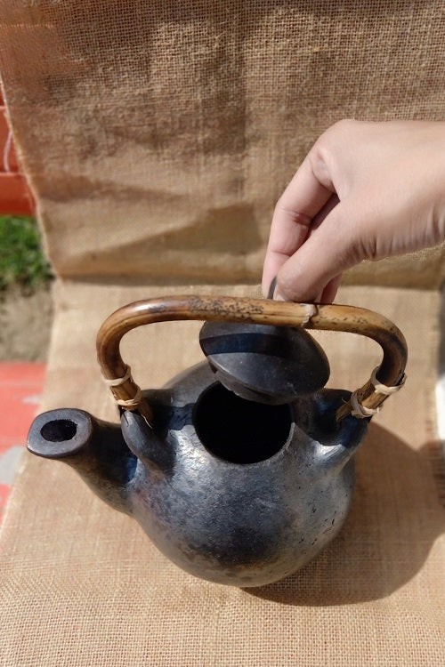 Terracotta by Sachii Longpi Black Pottery Flame-Safe Kettle