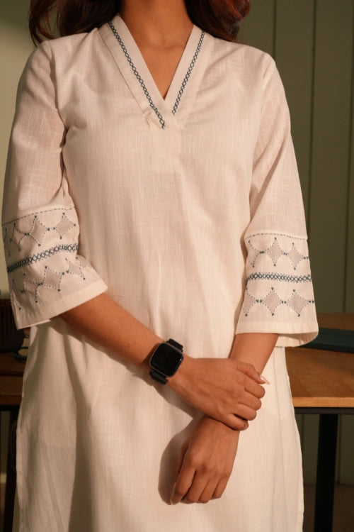 Rangsutra Dhwani White A-Line Cotton Kurta With Applique