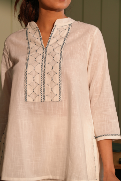 Rangsutra Dhwani White Cotton Top With Applique
