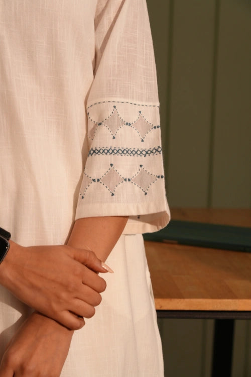 Rangsutra Dhwani White A-Line Cotton Kurta With Applique