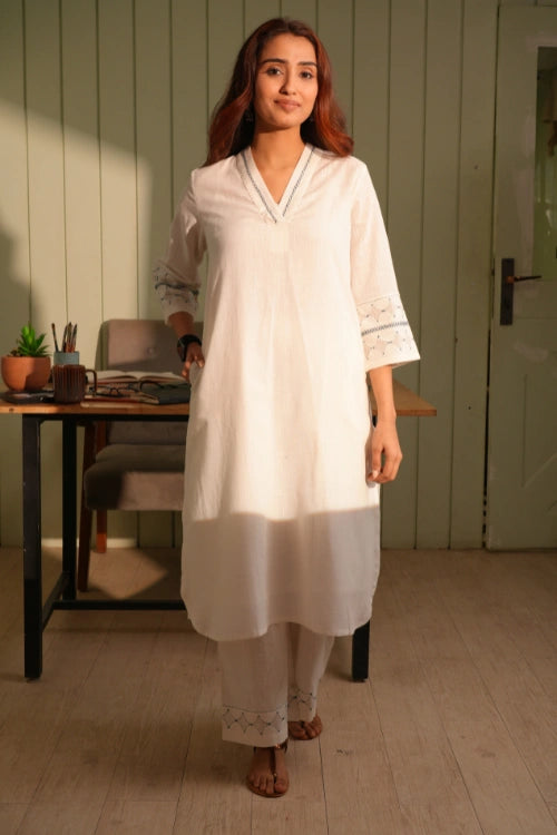 Rangsutra Dhwani White A-Line Cotton Kurta With Applique