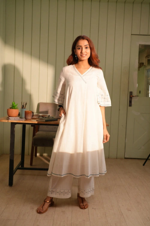 Rangsutra Dhwani White Bell Sleeves Cotton Kurta With Applique