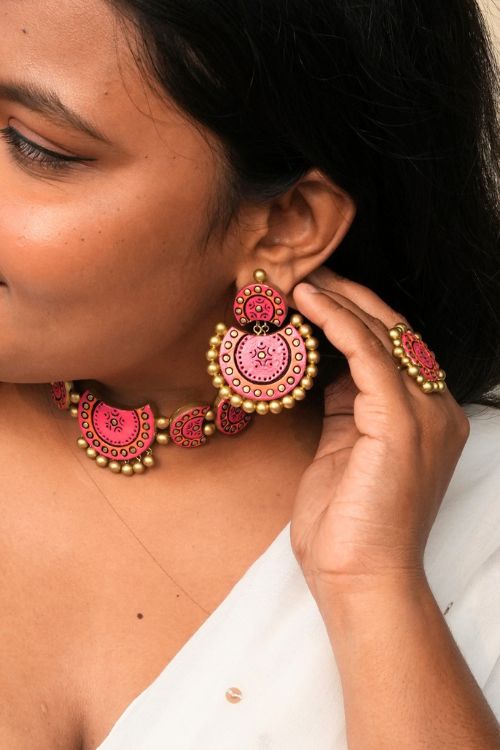 Mridah Pink And Orange 'Chandrakala' Handmade Terracotta Moon Choker Set Without Maangtika