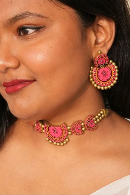 Mridah Pink And Orange 'Chandrakala' Handmade Terracotta Moon Choker Set Without Maangtika
