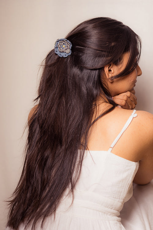 Samoolam Guncha Classic Gray Dahlia Hair Clutch