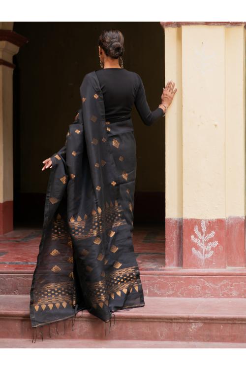 Handwoven Elegance. Exclusive Linen Jamdani Saree - Black Appeal
