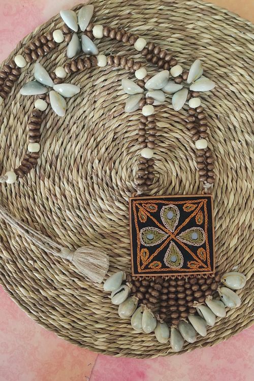 WHE Hand Embroidered Green Pendant Necklace With Cowry String
