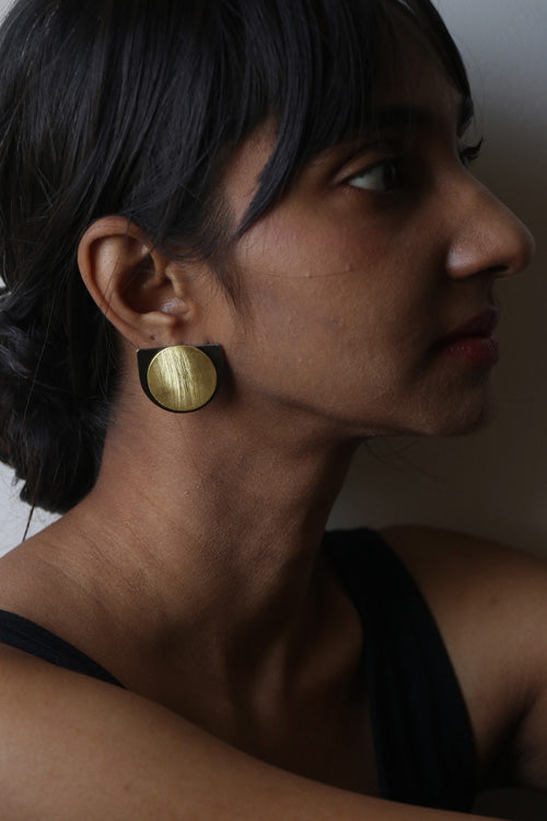 Lukka Chuppi Erebus Black - D earrings with brass off cut sheet.