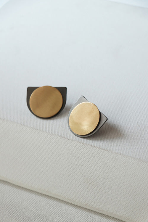 Lukka Chuppi Erebus Black - D earrings with brass off cut sheet.