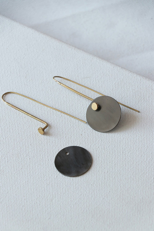 Lukka Chuppi Eterna - Black circle earrings with brass off cut sheet.