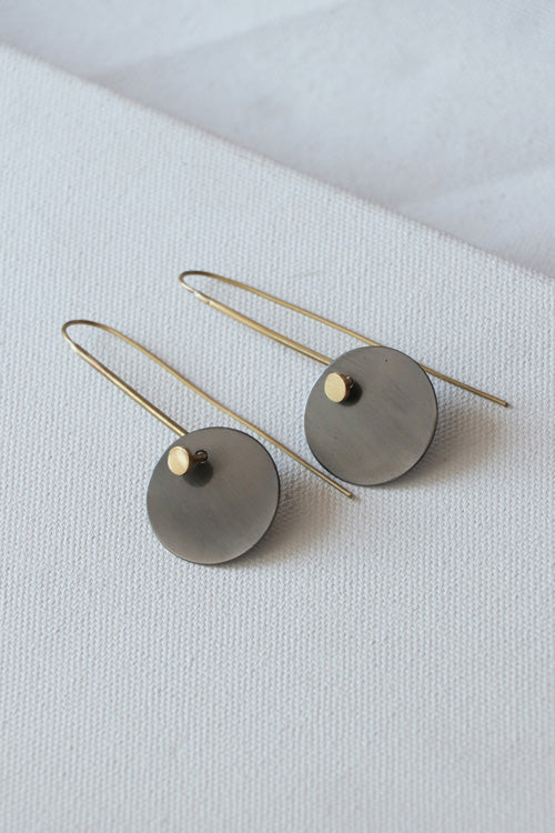 Lukka Chuppi Eterna - Black circle earrings with brass off cut sheet.