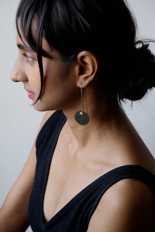 Lukka Chuppi Eterna - Black circle earrings with brass off cut sheet.