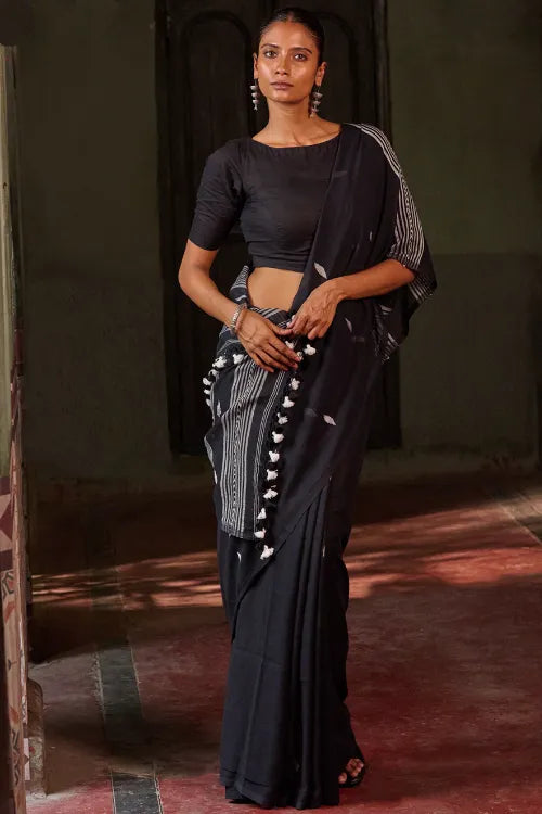 The ICH Bengal Vibes. Handwoven Jamdani Soft Mul Cotton Saree - Deep Monochrome