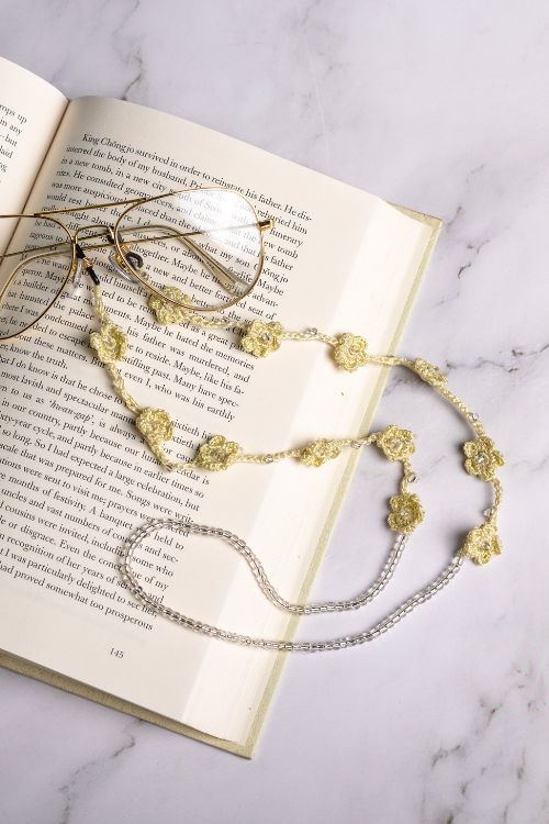 Samoolam Handmade Crochet Floral Trail Spec Chain-Off White