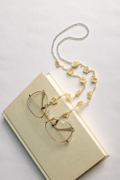 Samoolam Handmade Crochet Floral Trail Spec Chain-Off White